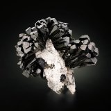 Olivenita
4.5 x 2.5 x 4.5 cm / cristal principal: 2 cm
(Autor: Museo MIM)