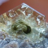 Fluorapatito, Moscovita
5 x 4 x 3 cm. El Apatito 0.5 cm.
(Autor: javier ruiz martin)