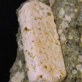 Ortoclasa
3,3 x 1,3 x 0,5 cm. el cristal, 5 x 9 x 5 cm. la pieza
(Autor: Felipe Abolafia)