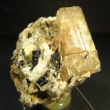 Fluorapatito y Arfvedsonita
3 x 4,5 x 3,5 cm. Xl. 1,5 x 2,5 cm.
(Autor: Felipe Abolafia)