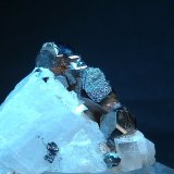 Carrollita
4 x 3 cm. El grupo de los tres cristales mide 2,5 cm. x 1 cm.
(Autor: Felipe Abolafia)
