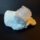 Berilo, Moscovita
6 x 3 cm la pieza; 2 x 1,2 cm el berilo
(Autor: javier ruiz martin)