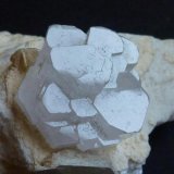 Berilo, Moscovita
6 x 3 cm. la pieza; 2 x 1,2 cm el Berilo
(Autor: javier ruiz martin)