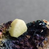 Cerusita pseudomorfizando Anglesita en Goethita
5 x 4 cm. El cristal 0,4 cm.
(Autor: javier ruiz martin)