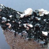 Löllingita, Ferro-actinolita, Diópsido, Magnetita
6 x 3 cm. la zona de cristales
(Autor: javier ruiz martin)