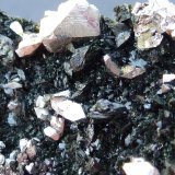 Lollingita, Ferro-actinolita, Diópsido, Magnetita
6 x 3 cm. la zona de cristales
(Autor: javier ruiz martin)