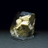 Microclina, Arfvedsonita, Cuarzo (variedad ahumado) y Zircón
4,5 x 4 x 3,5 cm
(Autor: Josele)