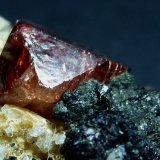 Zircón
3 x 3 cm. la pieza, 0,4 cm. el cristal
(Autor: javier ruiz martin)