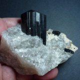 Schorlo (Chorlo), Cuarzo
9 x 8 cm. la pieza, 4 cm. el cristal.
(Autor: javier ruiz martin)