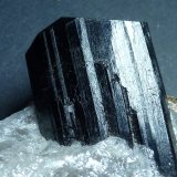 Schorlo (Chorlo), Cuarzo
9 x 8 cm. la pieza, 4 cm. el cristal.
(Autor: javier ruiz martin)