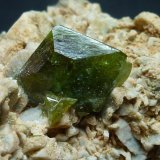 Titanita, Ortoclasa
10 x 5 cm. la pieza, 1 x 1 cm. el cristal
(Autor: javier ruiz martin)