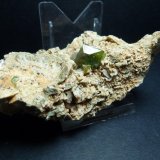 Titanita, Ortoclasa
10 x 5 cm. la pieza, 1 x 1 cm. el cristal
(Autor: javier ruiz martin)