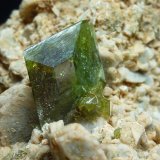 Titanita, Ortoclasa
10 x 5 cm. la pieza, 1 x 1 cm. el cristal
(Autor: javier ruiz martin)