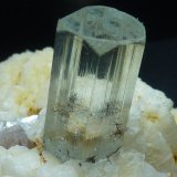 Berilo (variedad aguamarina), Albita, Mica
6 x 6 cm. la pieza, 2,5 cm. el cristal
(Autor: javier ruiz martin)