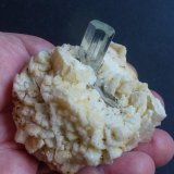 Berilo (variedad aguamarina), Albita, Mica
6 x 6 cm. la pieza, 2,5 cm. el cristal
(Autor: javier ruiz martin)