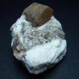 Magnesita (variedad pistomesita), Yeso
5 x 4 cm. la pieza, 2 x 1,5 el cristal
(Autor: javier ruiz martin)