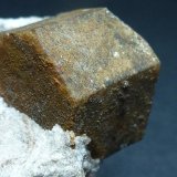 Magnesita (variedad pistomesita), Yeso
5 x 4 cm. la pieza, 2 x 1,5 el cristal
(Autor: javier ruiz martin)