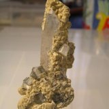 Fluorapatito y Siderita sobre Cuarzo.
7 cm
(Autor: Carlos J. Rodríguez)