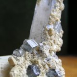 Fluorapatito y Siderita sobre Cuarzo.
7 cm
(Autor: Carlos J. Rodríguez)