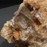 Fluorita con inclusiones de Pirita
85x60x50mm. Cristal Mayor: 20x16x16mm
(Autor: joaquin gar)