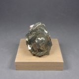 Pirita
4,5 x 3,6 x 3 cm.  Cristal mayor 23mm.
(Autor: J. G. Alcolea)
