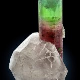 Pollucita
5 x 5 x 8 cm / cristal principal: 5.4 cm
(Autor: Museo MIM)
