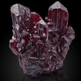 Proustita
Dolores Tercera Mine, Chañarcillo, Copiapó Province, Atacama Region, Chile
9 x 9 x 11.5 cm / Cristal principal: 4.8 cm
(Autor: Museo mim)