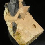 Cuarzo (variedad ahumado), Microclina, Albita
8 x 4,5 x 4 cm. Cristal mayor de cuarzo 3 x 1,5 cm.
(Autor: Frederic Varela)