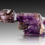 Cuarzo (variedad amatista)
4.5 x 3 x 11 cm / cristal principal: 11 cm
(Autor: Museo MIM)