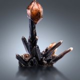 Cuarzo (variedades ahumado y cetro)
22.5 x 17 x 30 cm / cristal principal: 29 cm
(Autor: Museo MIM)