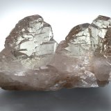 Cuarzo (variedad ahumado y gwindel)
16 x 5 x 9 cm / Cristal principal: 9 cm
(Autor: Museo MIM)
