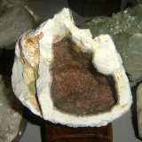 Cuarzo (variedad hematoideo) y Cuarzo (variedad agata)
8 x 8 x 8,3 cm
(Autor: Anisio Claudio)