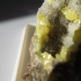 Azufre con Calcita
0,5 cm. el cristal de azufre
(Autor: javier ruiz martin)