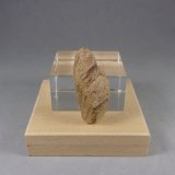 Samarskita-(Y)
(A) 4 x 1,6 x 1,5 cm.  18,93 g.
(Autor: J. G. Alcolea)