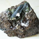 Ferropargasita, Hematites, Granate, Cuarzo, Epidota, Magnetita, Titanita
13x11 cm.
(Autor: Laureano)