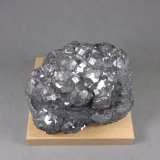 Skutterudita
8,2 × 6,5 × 4,7 cm.
(Autor: J. G. Alcolea)
