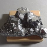 Skutterudita
11,6 x 7,2 x 38 cm. 658 g.
(Autor: J. G. Alcolea)