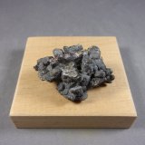Skutterudita con Eritrina
4,1 x 2,8 x 2,3 cm.  47 g.
(Autor: J. G. Alcolea)