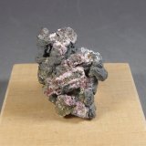 Skutterudita con Eritrina
4,1 x 2,8 x 2,3 cm.  47 g.
(Autor: J. G. Alcolea)