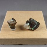 Tetraedrita (Sugrupo)
(A) 2,1 x 1,6 x 1,3 cm. (B) 1,6 x 1,3 cm.
(Autor: J. G. Alcolea)