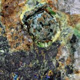 Uranofana-β, torbernita, uraninita, calcopirita y pirita.
Campo de visión de 7 mm.
(Autor: Antonio Carmona)