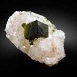Uvita
6 x 4 x 4 cm / cristal principal: 2.2 cm
(Autor: Museo MIM)
