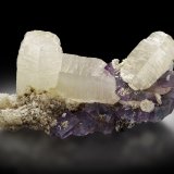 Witherita, Fluorita
3 x 7 x 3.6 cm / Cristal principal: 4 cm.
(Autor: Museo MIM)