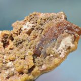 Wulfenita sobre piromorfita-mimetita.
Cristal de wulfenita de 9 mm.
(Autor: Antonio Carmona)
