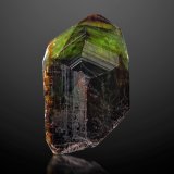 Zircón
3 x 3 x 6.5 cm / cristal principal: 6.2 cm
(Autor: Museo MIM)