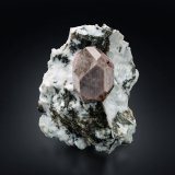 Zircón con Nephelina y Biotita
7.5 x 6.5 x 3.5 cm / cristal principal: 3.2 cm
(Autor: Museo MIM)
