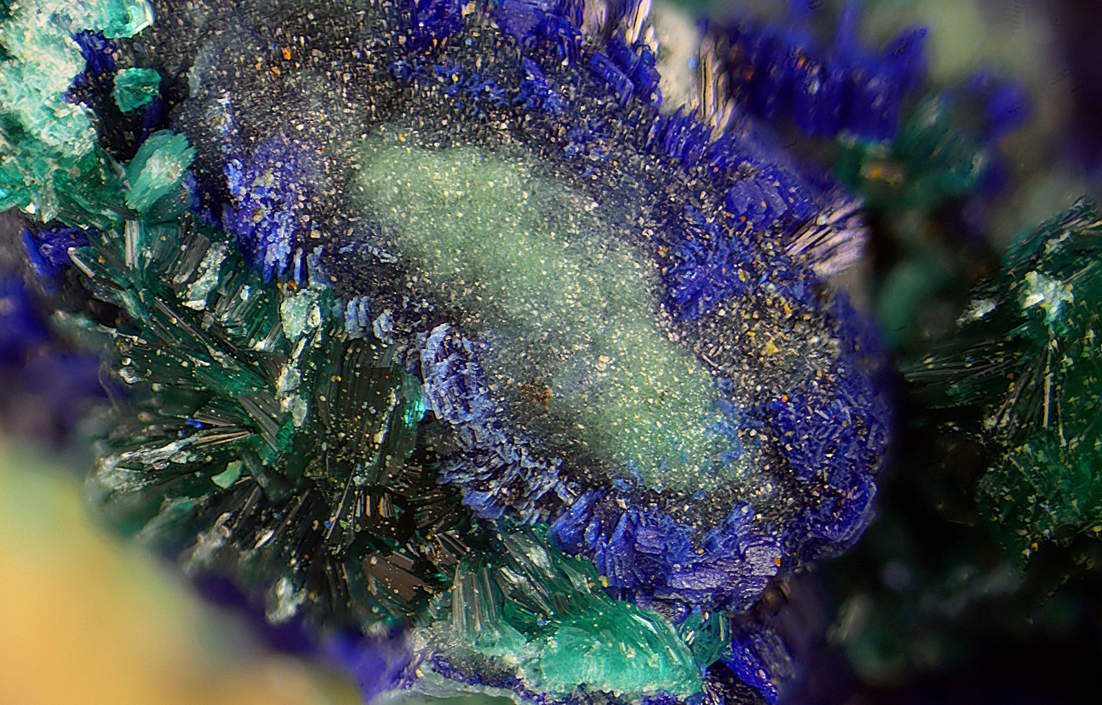 Tirolita, theisita, zincolivenita y azurita
Campo de visión de 2 mm.
(Autor: Antonio Carmona)