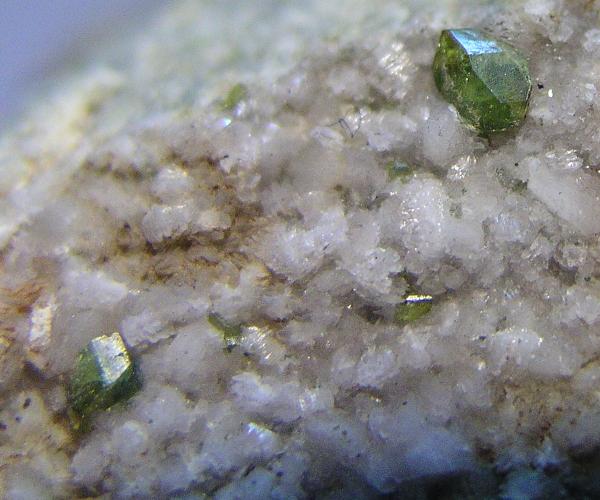 Titanita
Cristales de 3 mm. sobre albita
(Autor: Adrian Pesudo)