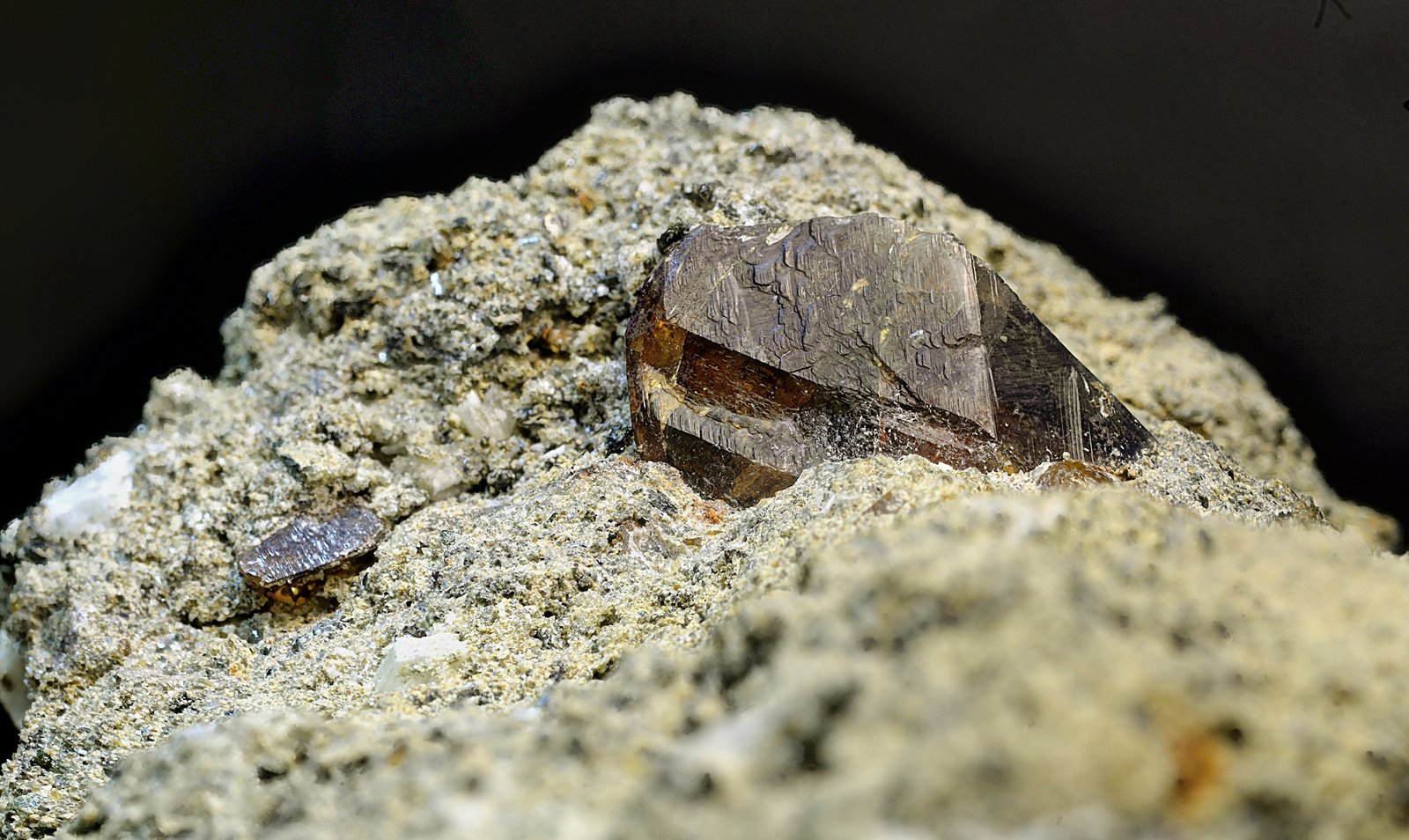 Titanita
Cristal (parte visible) de 21 mm
(Autor: Antonio Carmona)