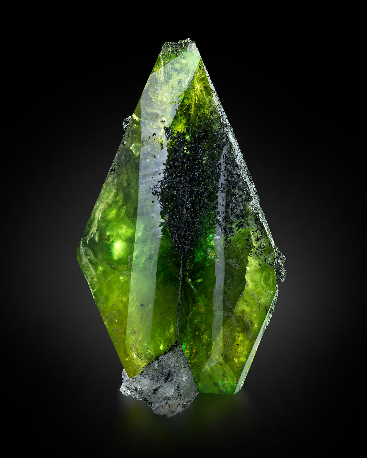 Titanita con Clorita
4 x 4 x 7.5 cm / cristal principal: 7 cm
(Autor: Museo MIM)